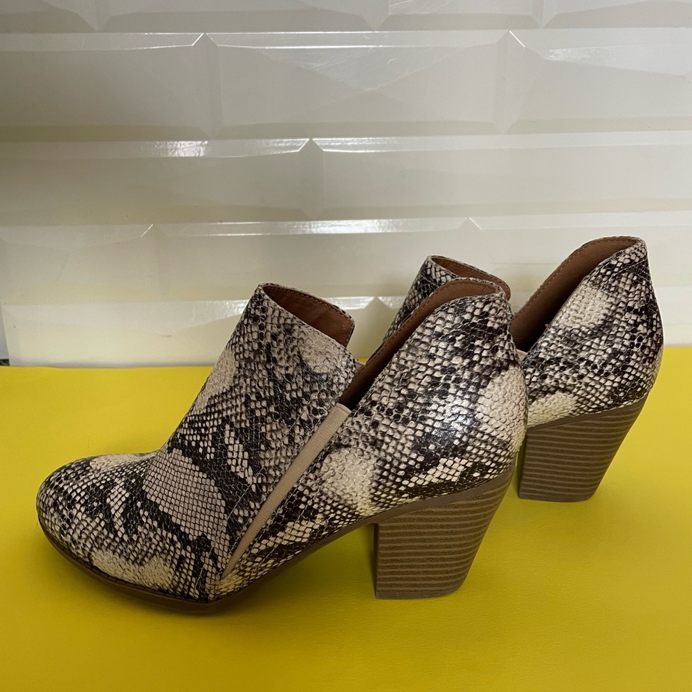 MVE Brown Snake Skin Patterned Ankle Booties. Size 8.5 - Picture 4 of 9